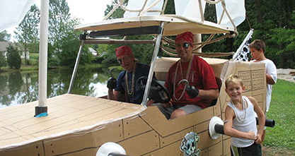 Les gens vêtus de costumes de pirates, assis dans une voiturette de golf faites pour ressembler à un navire